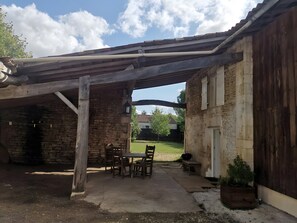 Outdoor dining - Gîte du figuier – Saint-Hilaire-de-Villefranche: Charm and Comfort in the Heart of the Village (Saint-Hilaire-de-Villefranche)