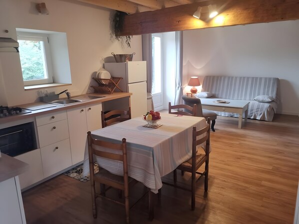 Interior - Gîte du figuier – Saint-Hilaire-de-Villefranche: Charm and Comfort in the Heart of the Village (Saint-Hilaire-de-Villefranche)