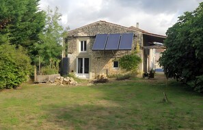 Exterior - Gîte du figuier – Saint-Hilaire-de-Villefranche: Charm and Comfort in the Heart of the Village (Saint-Hilaire-de-Villefranche)