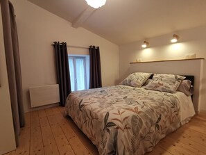 Een strijkplank/strijkijzer, wifi, beddengoed
