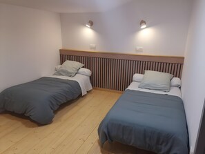 Iron/ironing board, WiFi, bed sheets - Gîte du figuier – Saint-Hilaire-de-Villefranche, charm and comfort in the heart of the village (Saint-Hilaire-de-Villefranche)