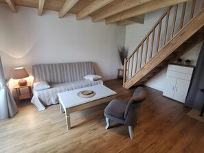 Living area - Gîte du figuier – Saint-Hilaire-de-Villefranche: Charm and Comfort in the Heart of the Village (Saint-Hilaire-de-Villefranche)