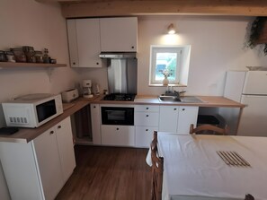 Private kitchen - Gîte du figuier – Saint-Hilaire-de-Villefranche: Charm and Comfort in the Heart of the Village (Saint-Hilaire-de-Villefranche)