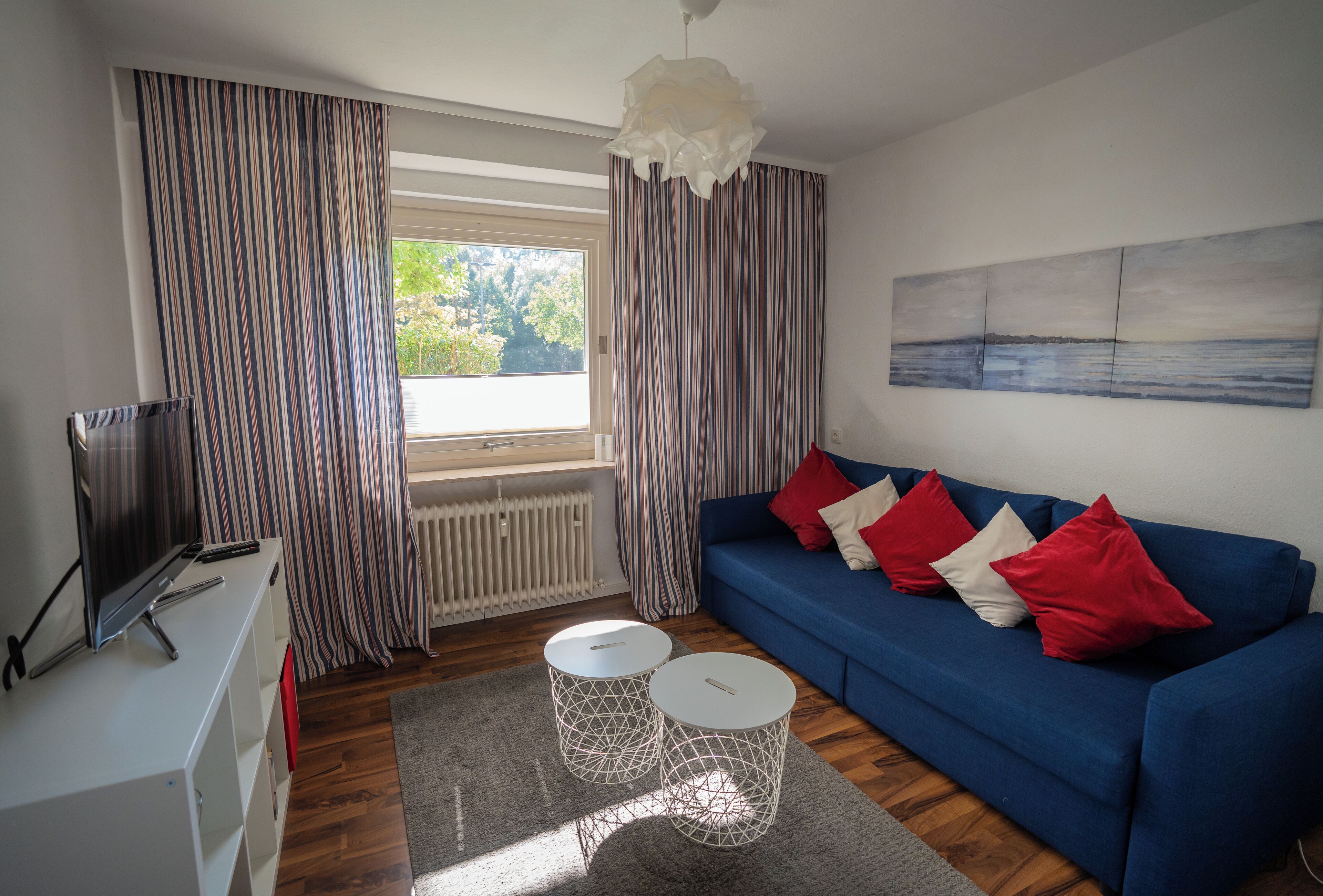 Comfort-Apartment, Küche, Stadtblick | Wohnbereich | 55-Zoll-Smart-TV mit Digitalempfang
