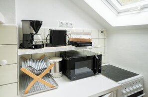 Apartamento Confort, vistas a la ciudad | Cocina privada | Máquina de café espresso, cafetera o tetera y hervidor eléctrico