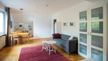Comfort-Apartment, Stadtblick | Wohnbereich | 55-Zoll-Smart-TV mit Digitalempfang