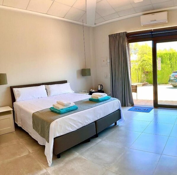 Camera Classic con letto matrimoniale o 2 letti singoli, balcone, vista giardino | Minibar, una cassaforte in camera, con stile personalizzato