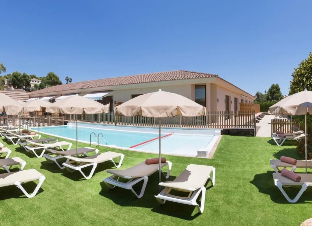 Utendørsbasseng, bassengparasoller og solsenger