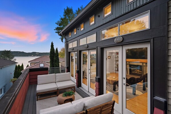 Terrace/patio - Lakeview Architectural Sanctuary: Solar-Powered Bed & Breakfast Retreat on Trail (Seattle)