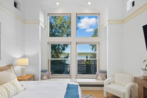 WiFi, bed sheets - Lakeview Architectural Sanctuary: Solar-Powered Bed & Breakfast Retreat on Trail (Seattle)