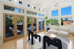 Living area - Lakeview Architectural Sanctuary: Solar-Powered Bed & Breakfast Retreat on Trail (Seattle)