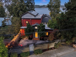 Exterior - Lakeview Architectural Sanctuary: Solar-Powered Bed & Breakfast Retreat on Trail (Seattle)