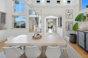 Dining - Lakeview Architectural Sanctuary: Solar-Powered Bed & Breakfast Retreat on Trail (Seattle)