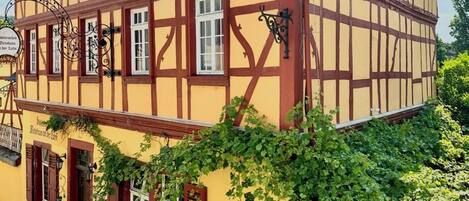 المنشأة من الخارج