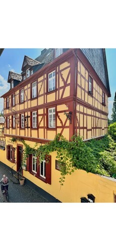 ✨ Stylish old building apartment directly on the Lahn - central & quiet ✨
