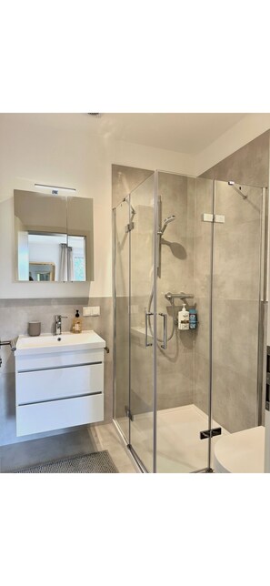 Hair dryer, towels, soap, toilet paper - ✨ Stylish old building apartment directly on the Lahn - central & quiet ✨ (Lahnstein)