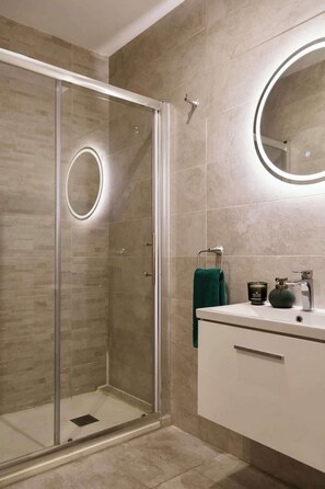 Dusche, Haartrockner, Handtücher