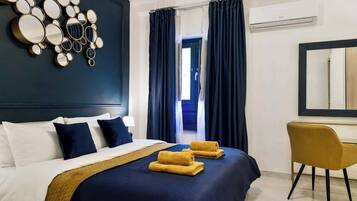 Escritorio, tabla de planchar con plancha, cuna de viaje y wifi