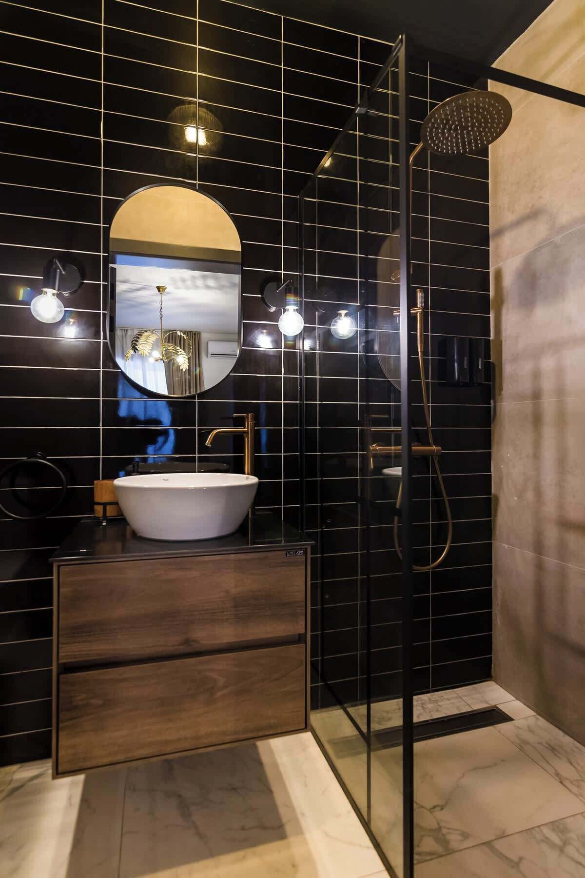 Douche, articles de toilette gratuits, sèche-cheveux