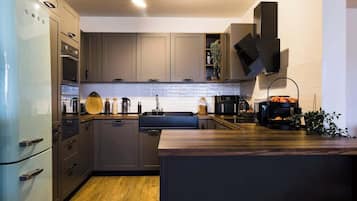 Kjøleskap, mikrobølgeovn, ovn og kokeplater