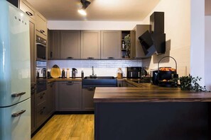 Réfrigérateur, micro-ondes, four, plaque de cuisson