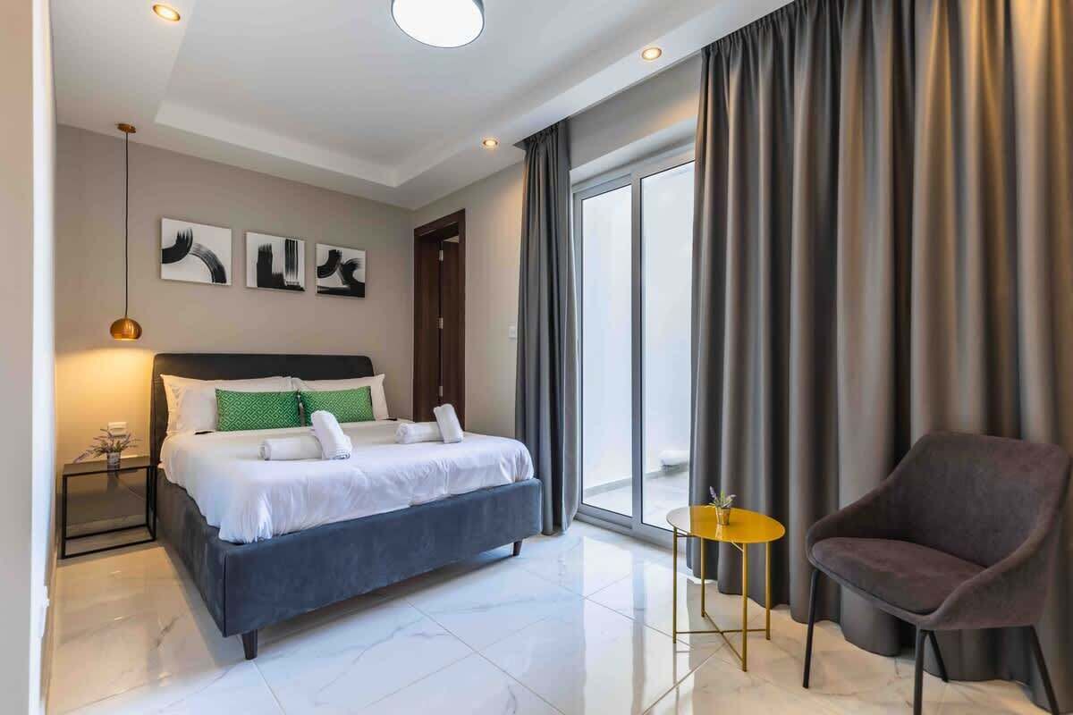 Silitysrauta/-lauta, Wi-Fi, vuodevaatteet