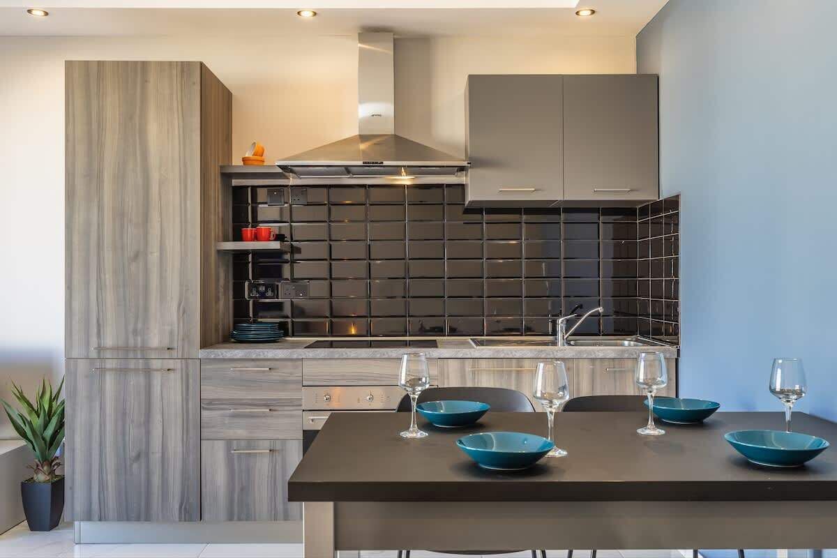 Jääkaappi, uuni, liesi, astianpesukone