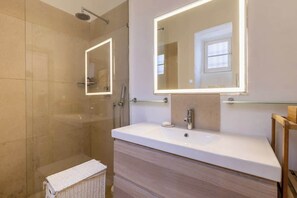 Shower, hair dryer, towels - Palazzo San Pawl | Hompesh Suite (Valletta)