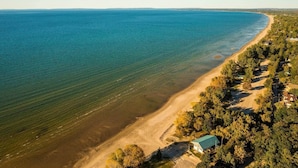 Beach - Charming riverside cottage (Wasaga Beach)