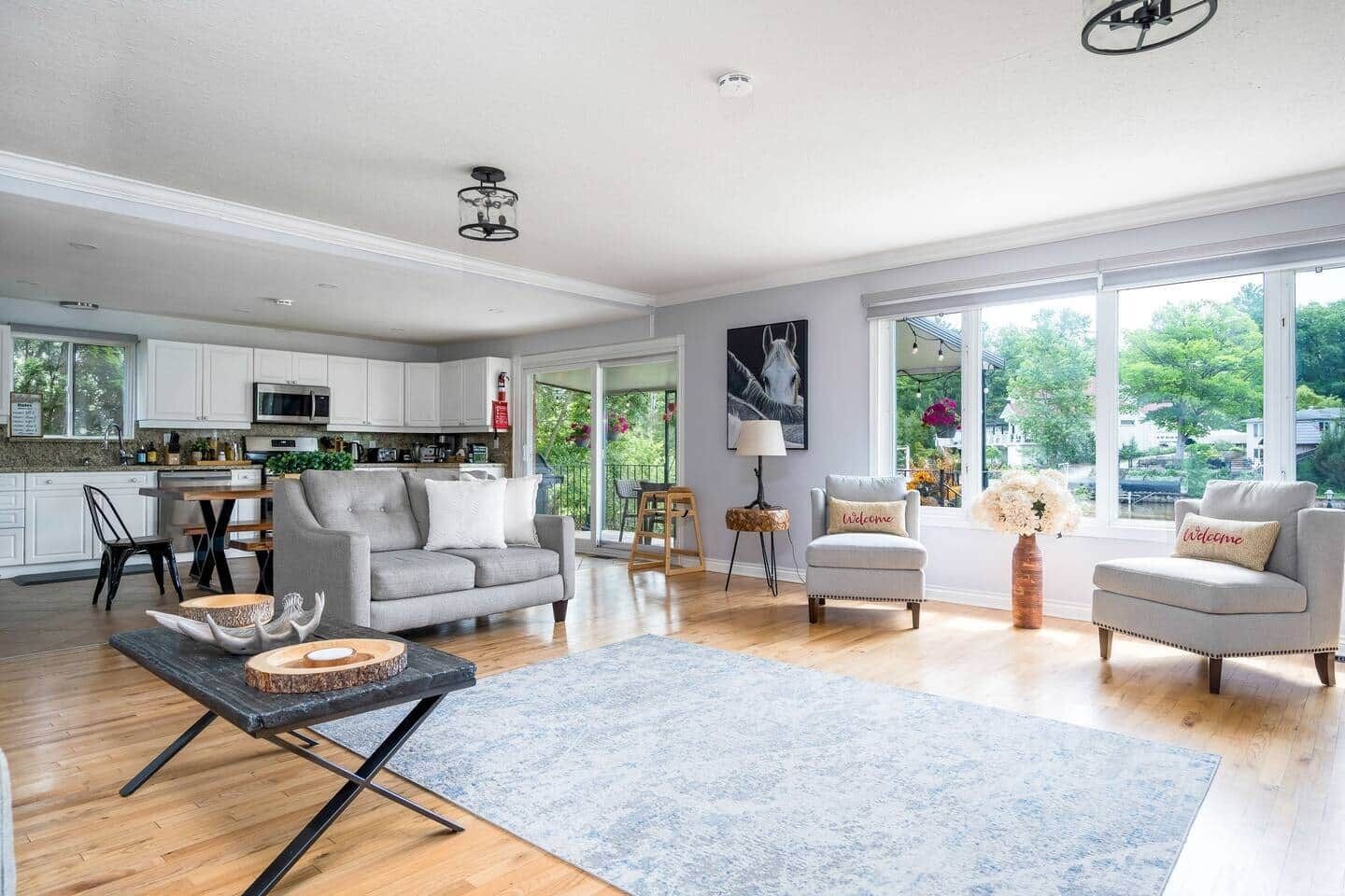 Una Smart TV, una chimenea, un futbolín, libros