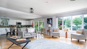 Living area - Charming riverside cottage (Wasaga Beach)