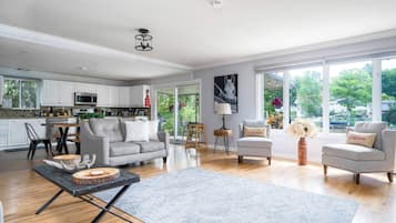 Una Smart TV, una chimenea, un futbolín, libros