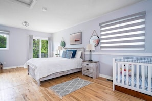 4 bedrooms, desk, iron/ironing board, WiFi (free)