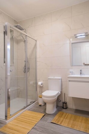 Bruser, gratis toiletartikler, hårtørrer, håndklæder