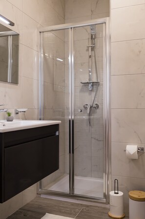 Shower, free toiletries, hair dryer, towels - Luna Apartment 1 - Designer Apt Maltese Balcony Steps Away From Sea (Il-Gżira)