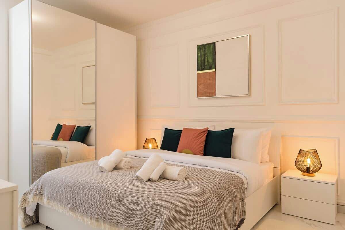 Escritorio, tabla de planchar con plancha, wifi y ropa de cama