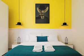 1 chambre, bureau, fer et planche à repasser, lit de bébé portatif