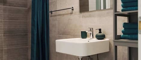 Dusche, kostenlose Toilettenartikel, Haartrockner, Handtücher