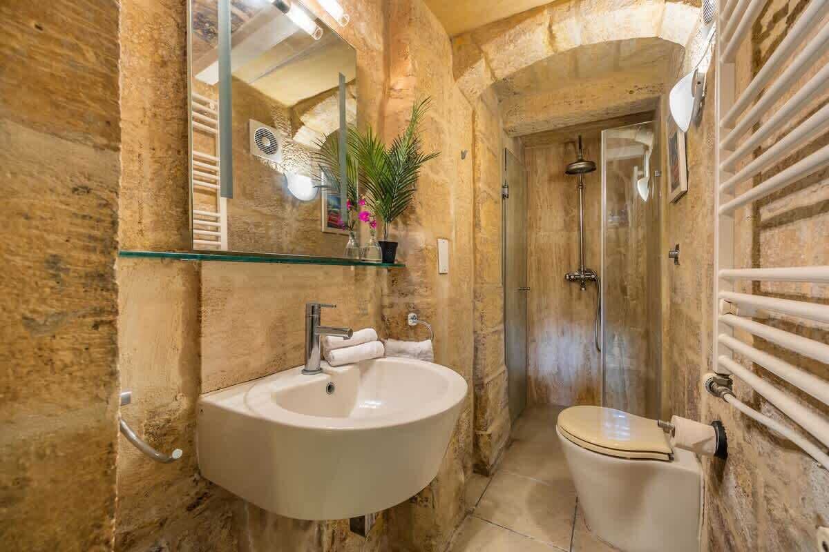 Douche, sèche-cheveux, serviettes fournies