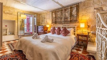 Tabla de planchar con plancha, wifi y ropa de cama