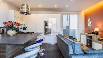 Réfrigérateur, micro-ondes, four, plaque de cuisson