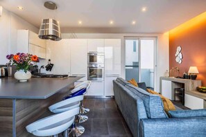 Réfrigérateur, micro-ondes, four, plaque de cuisson