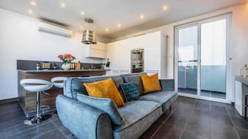 Télévision, chaîne hi-fi, espaces bureaux