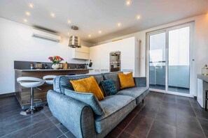 Télévision, chaîne hi-fi, espaces bureaux