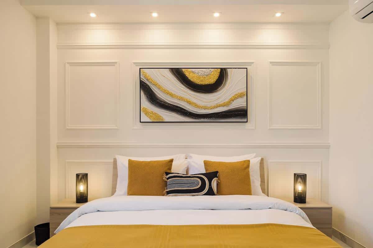 Tabla de planchar con plancha, cuna de viaje, wifi y ropa de cama 