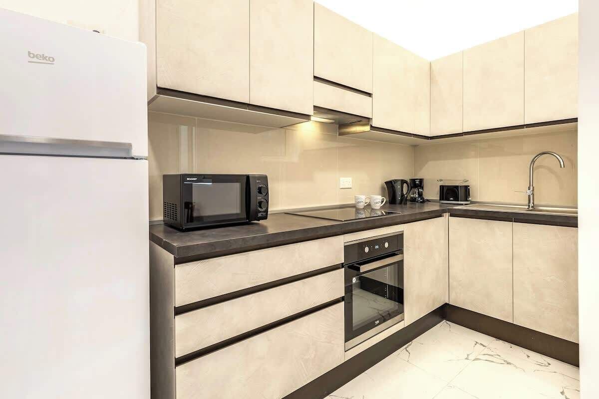 Kjøleskap, mikrobølgeovn, ovn og kokeplater