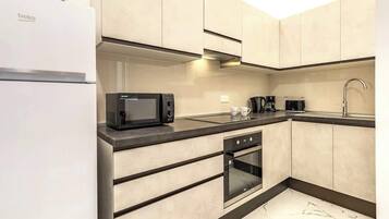 Geladeira, micro-ondas, fogão, cooktop