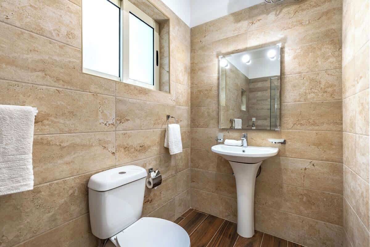 Douche, sèche-cheveux, serviettes fournies