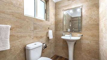 Douche, sĂšche-cheveux, serviettes fournies