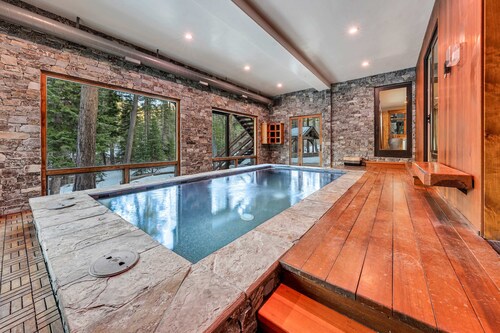 South Lake Tahoe Escape - Private Hot Tub + Pool